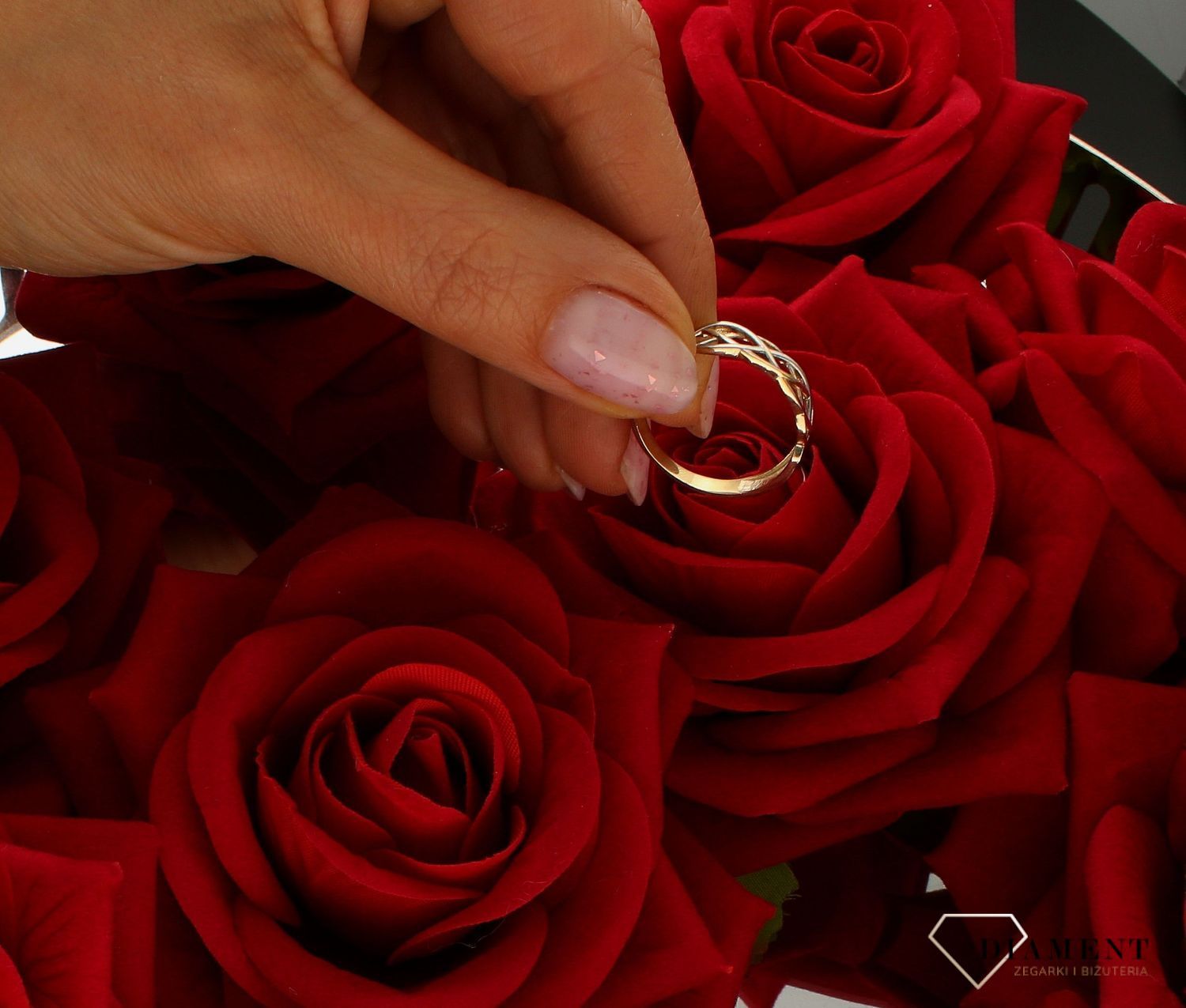 Złoty pierścionek damski przeplatany z białym złotem 375 rozmiar 21 375 PI 4356 375. Pierścionki złote na prezent. Pomysł na pre.jpg